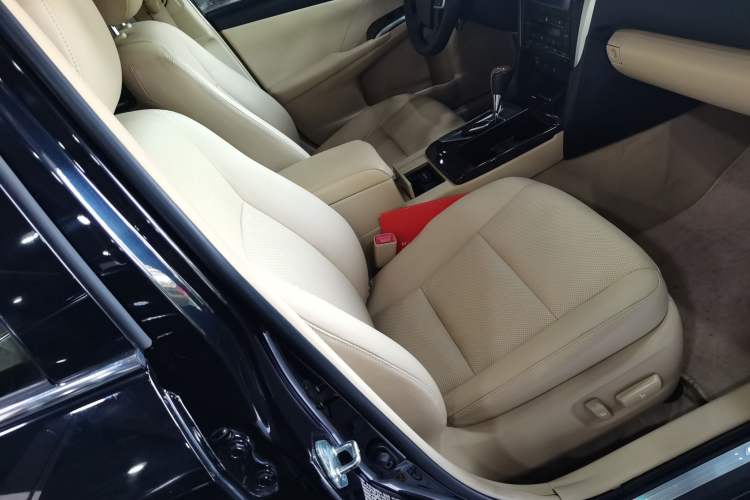 Used Toyota Camry 2015 Dual-Engine 2.5 HG Luxury Navigation Edition
