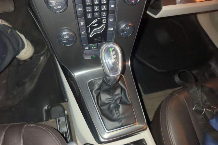 Used Volvo V40 2013 2.0T Zhiya Edition
