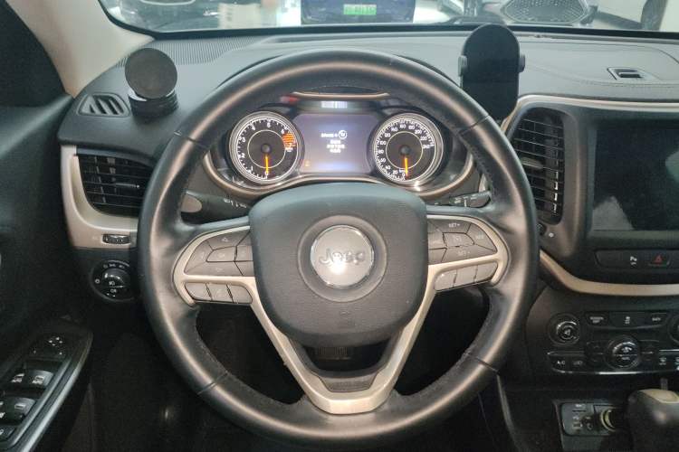 Used Jeep Cherokee 2016 2.0L Superior Edition