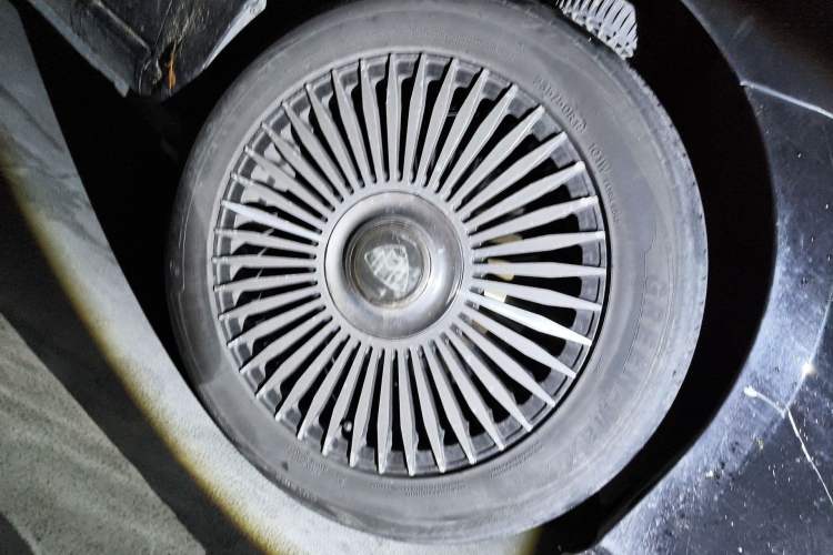 Used Mercedes-Benz Vito 2021 2.0T Business Version 7 Seats Right Front Wheel Hub