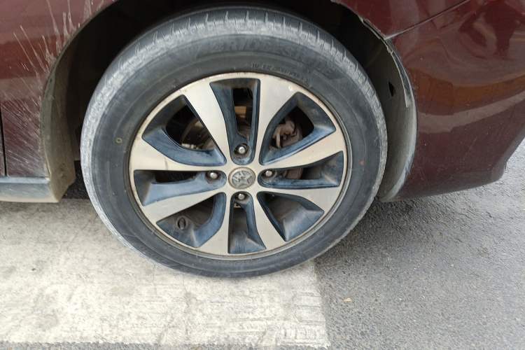 Used Venucia M50V 2017 1.6L XL CVT Luxury Edition Right Front Wheel Hub