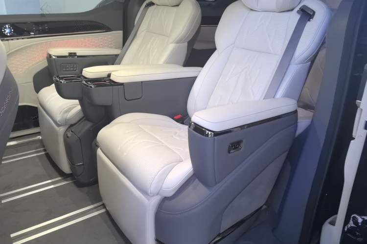 Used Zeekr 009 2024 7-Seater Walk-Through Version Four-Wheel Drive 108 kWh
