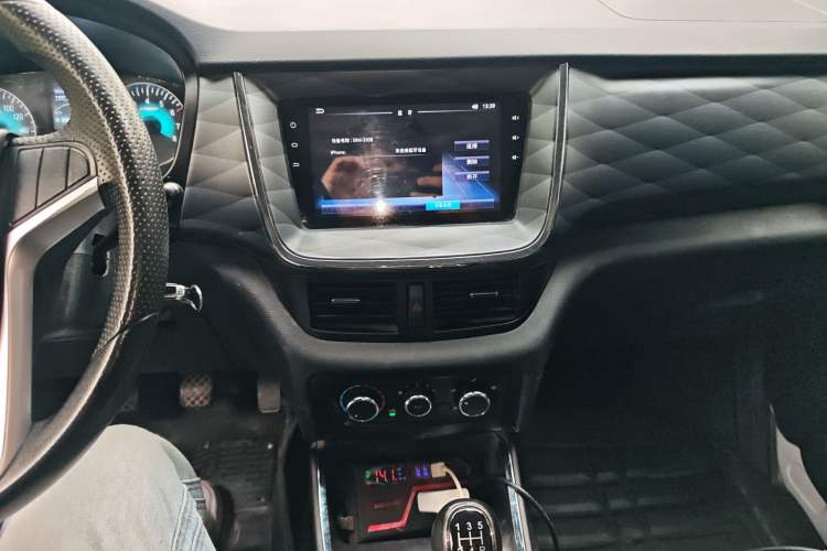 Used Jinbei Gold Hiace 2023 1.5L Passenger Van Travel Lion 5/6/7-Seater with Central Air Conditioning
