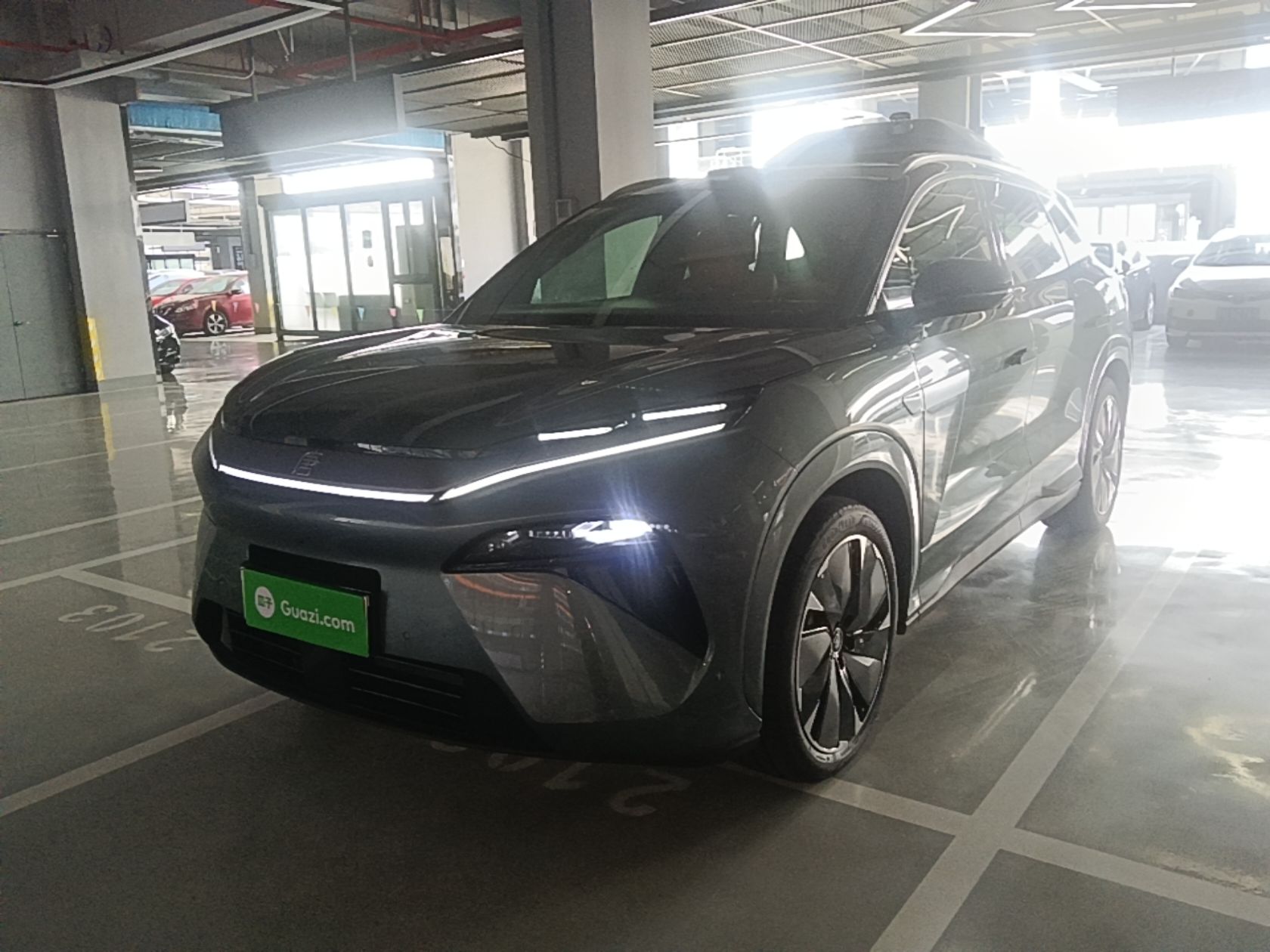 Под передней частью автомобиля