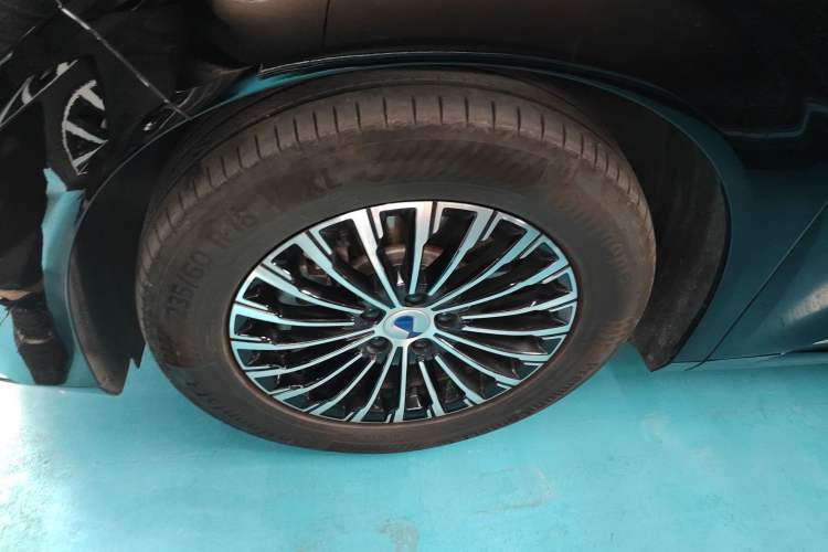 Used Denza D9 2024 DM-i 1050 Luxury Model Exterior 4