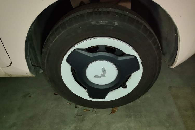 Used Wuling Hongguang MINIEV 2021 Macaron Fashion Model Lithium Iron Phosphate Right Front Wheel Hub