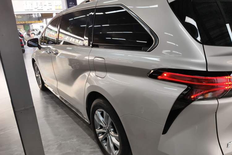 Used Toyota Sienna 2021 2.5L Hybrid Ultimate Edition