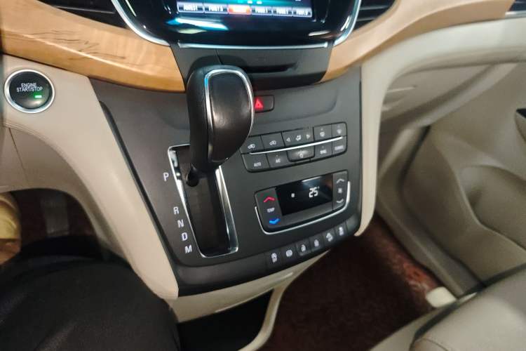 Used Buick GL8 2017 ES 28T Comfort Model China V Standard Gear Lever