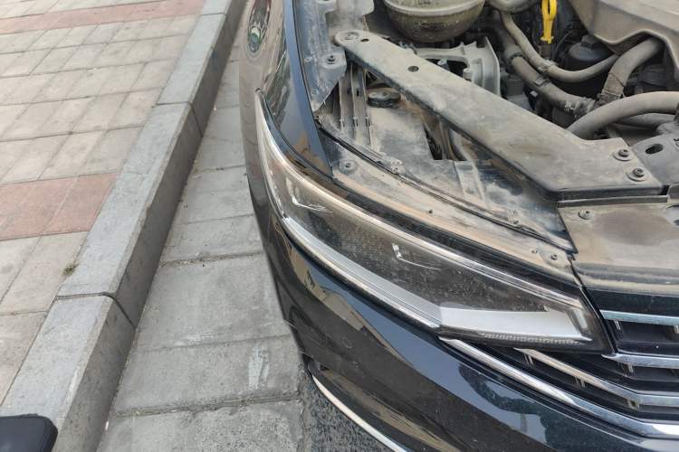 Used Volkswagen Magotan 2023 2 Million Units Limited Edition 330TSI DSG Leading Version Right Front Headlight