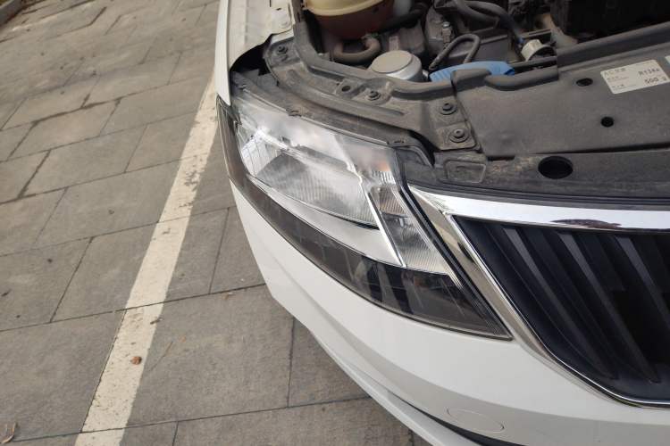 Used Skoda Rapid Spaceback 2019 Revised Version 1.5L Automatic Standard Edition China VI Right Front Headlight