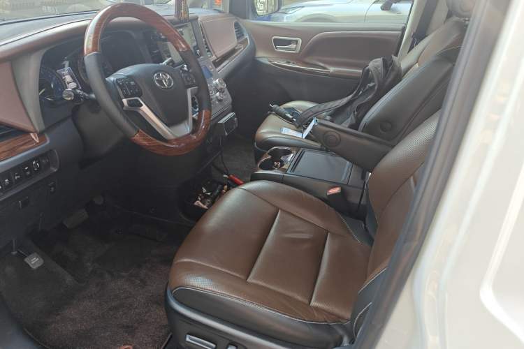 Used Toyota SIENNA 