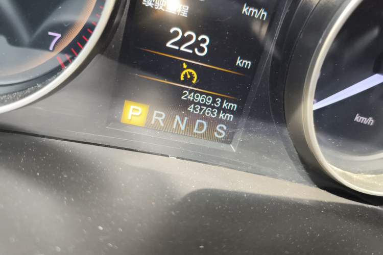 Used Hongqi H7 2017 2.0T Luxury Model Odometer Close Up