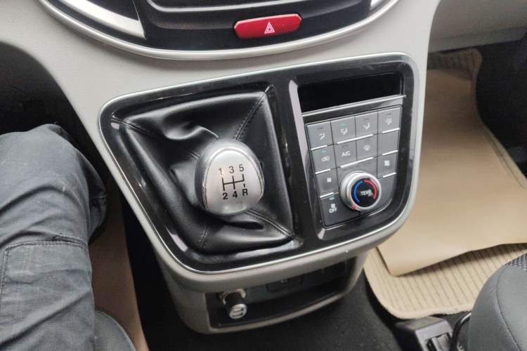 Used JAC Refine M4 2016 2.0L Manual Comfort Edition Gear Lever