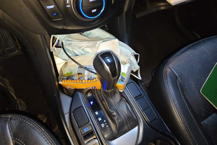 Used Hyundai Santa Fe 2013 2.4L Automatic 4x4 Smart Version Gear Lever