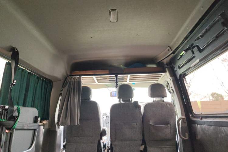 Used SAIC MAXUS Xintu V80 2018 2.5T AMT Elite Edition Long Wheelbase Mid-Roof Design 7/10 Seats Headliner