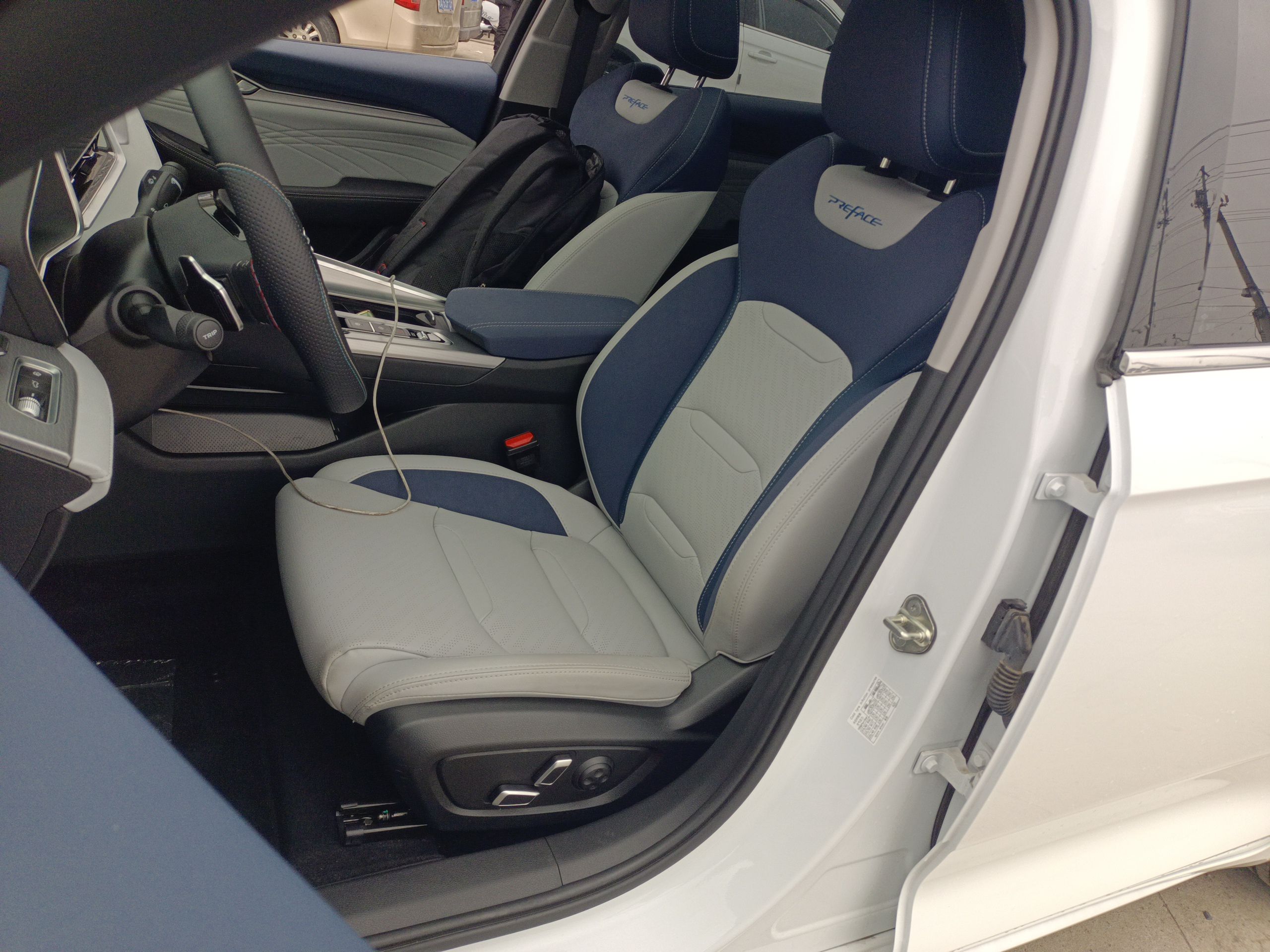 المقاعد الأمامية داخل السيارة