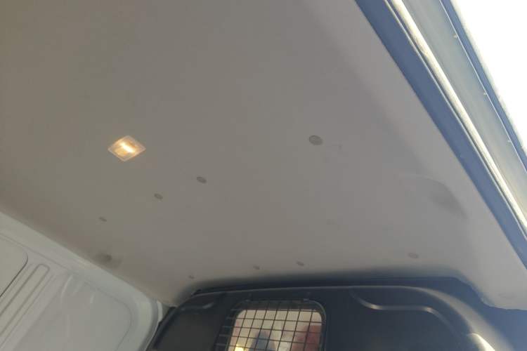 Used Ford Transit 2017 2.0T Diesel Van Short Wheelbase Low Roof China IV Standard
