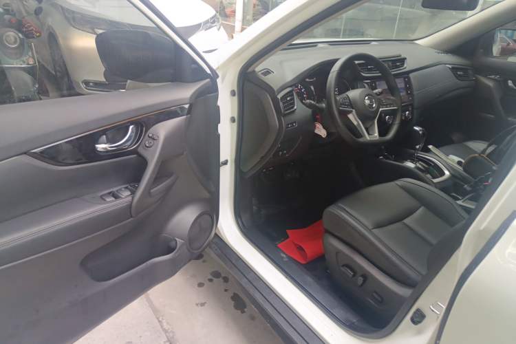 Used Nissan X-Trail 2023 Classic 2.0L Two-Wheel Drive Smart Connect Premium Edition