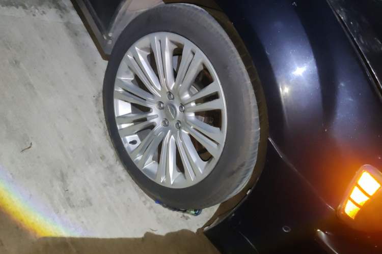 Used Chrysler 300C 2014 3.0L Excellence Edition Right Front Wheel Hub