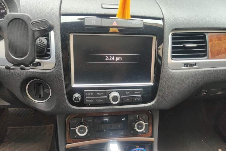 Used Volkswagen Touareg 2011 3.0 TSI High-End Version Audio And AC Panel