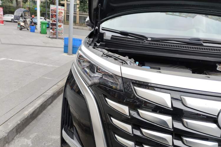 Used Denza D9 2022 DM-i 945 Luxury Model
