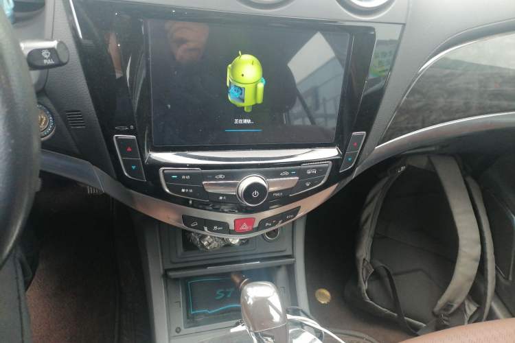 Used BYD S7 2017 2.0T Automatic Prestige Edition Audio And AC Panel