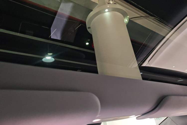 Used Tesla Model Y 2025 Long-Range All-Wheel-Drive Version
