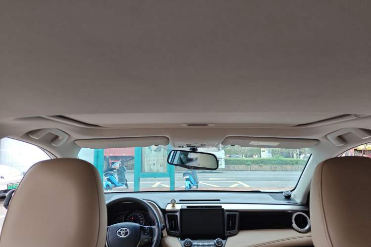 Used Toyota RAV4 2015 2.0L CVT Two-Wheel Drive Fashion Edition