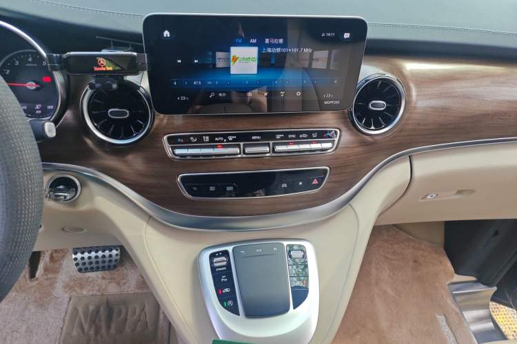 Used Mercedes-Benz V-Class 2020 V 260 L Long-wheelbase Luxury Edition Audio And AC Panel