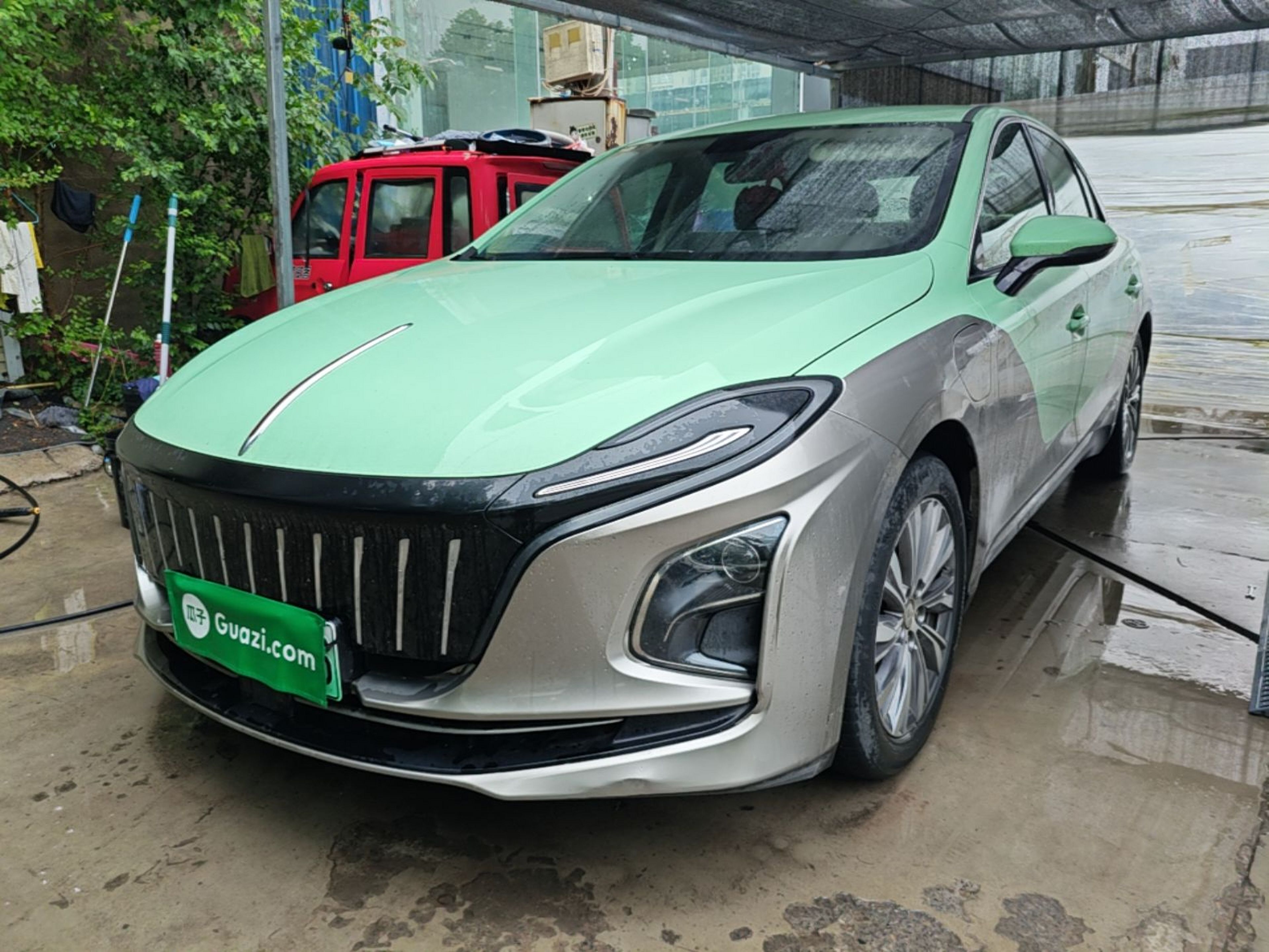 Под передней частью автомобиля