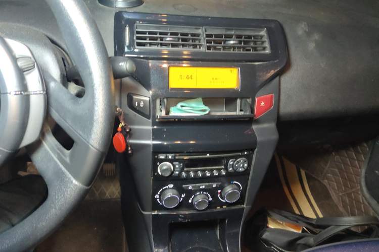 Used Citroen C-Quatre 2013 1.6L Manual Prestige CNG Model Audio And AC Panel