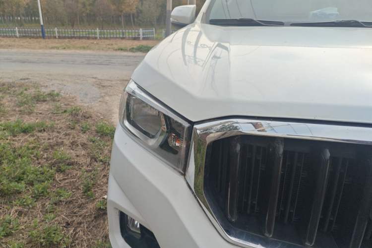 Used SAIC MAXUS T60 2017 2.4L Gasoline Manual Transmission 4x4 High Ground Clearance Comfortable Standard Cabin