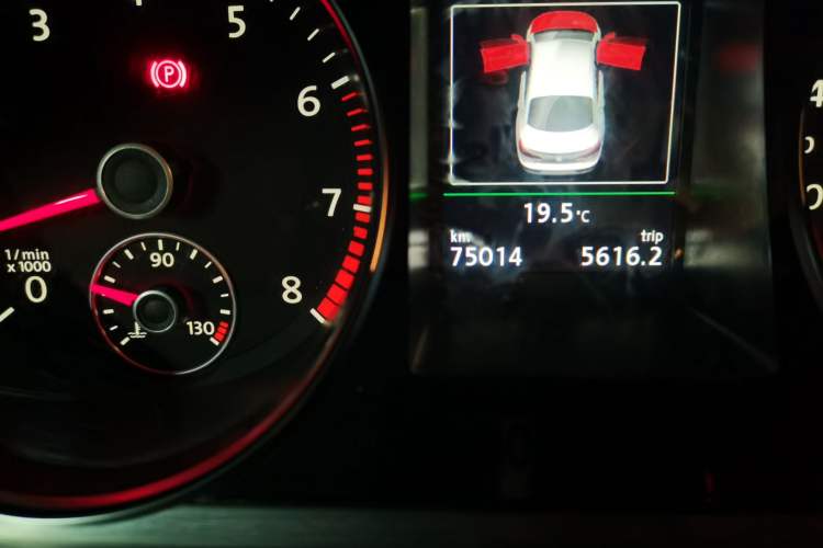 Used Volkswagen FAW-Volkswagen CC 2015 2.0 TSI Luxury Model Odometer Close Up