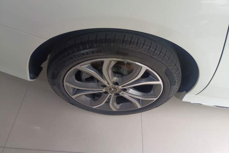 Used Mercedes-Benz E-Class 2023 Restyled E 300 L Sporty and Stylish Edition Right Rear Wheel Hub