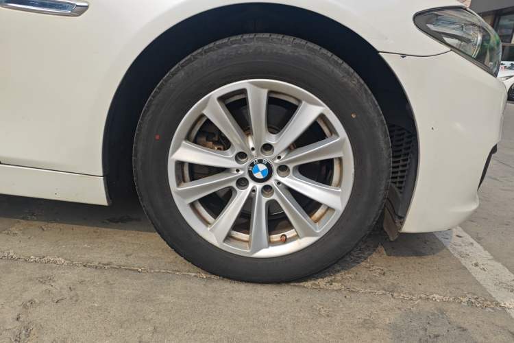Used BMW 5 Series 2014 520Li Elegant Model Right Front Wheel Hub