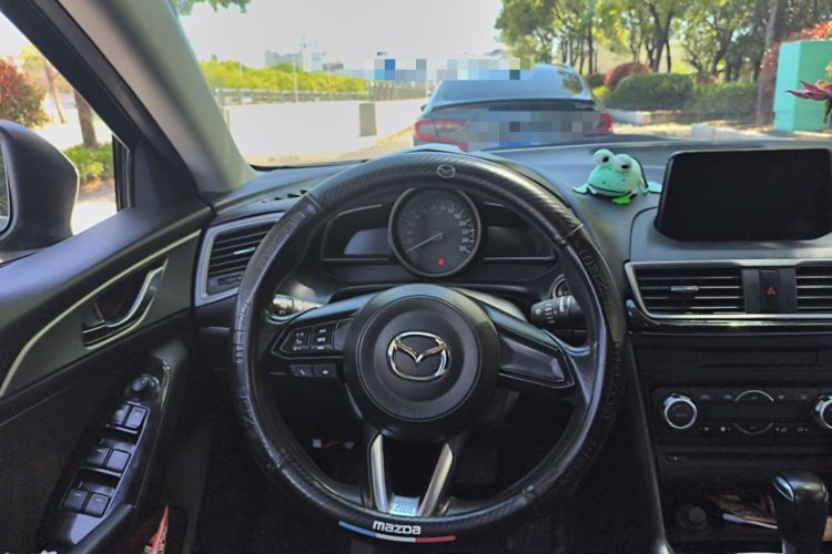 Used Mazda 3 Axela 2017 Sedan 1.5L Automatic Luxury Model China VI Standard Steering Wheel