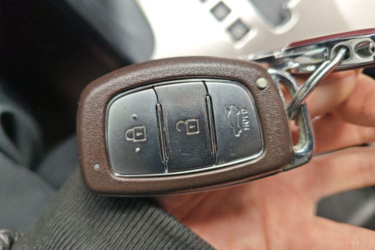 Used Hyundai ix35 2013 2.0L Automatic Two-Wheel Drive Smart GLS China IV Standard Vehicle Key