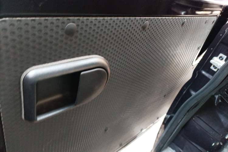 Used Dongfeng Yufeng Yufeng 2023 V9+ 2.0T Automatic Front-Wheel-Drive Short Wheelbase Mid-Roof Design—5/6-Seater
