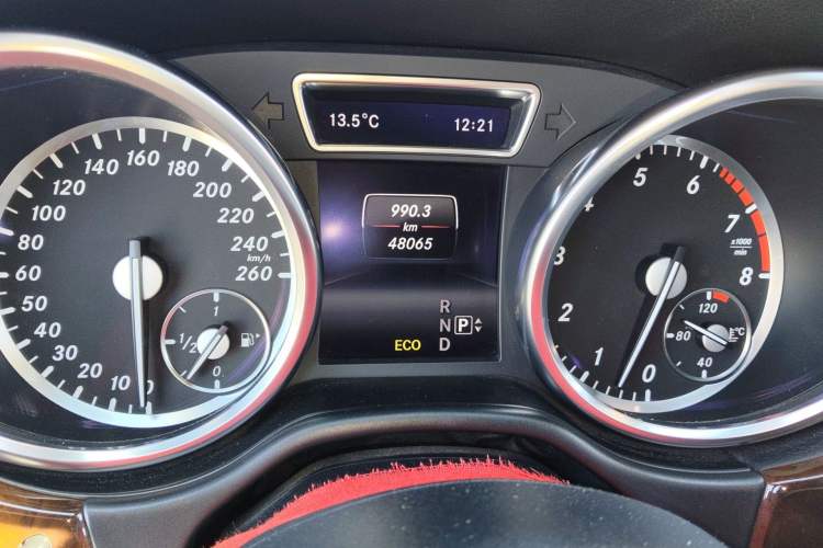 Used Mercedes-Benz M-Class 2015 ML 400 4MATIC Luxury Model Odometer Close Up