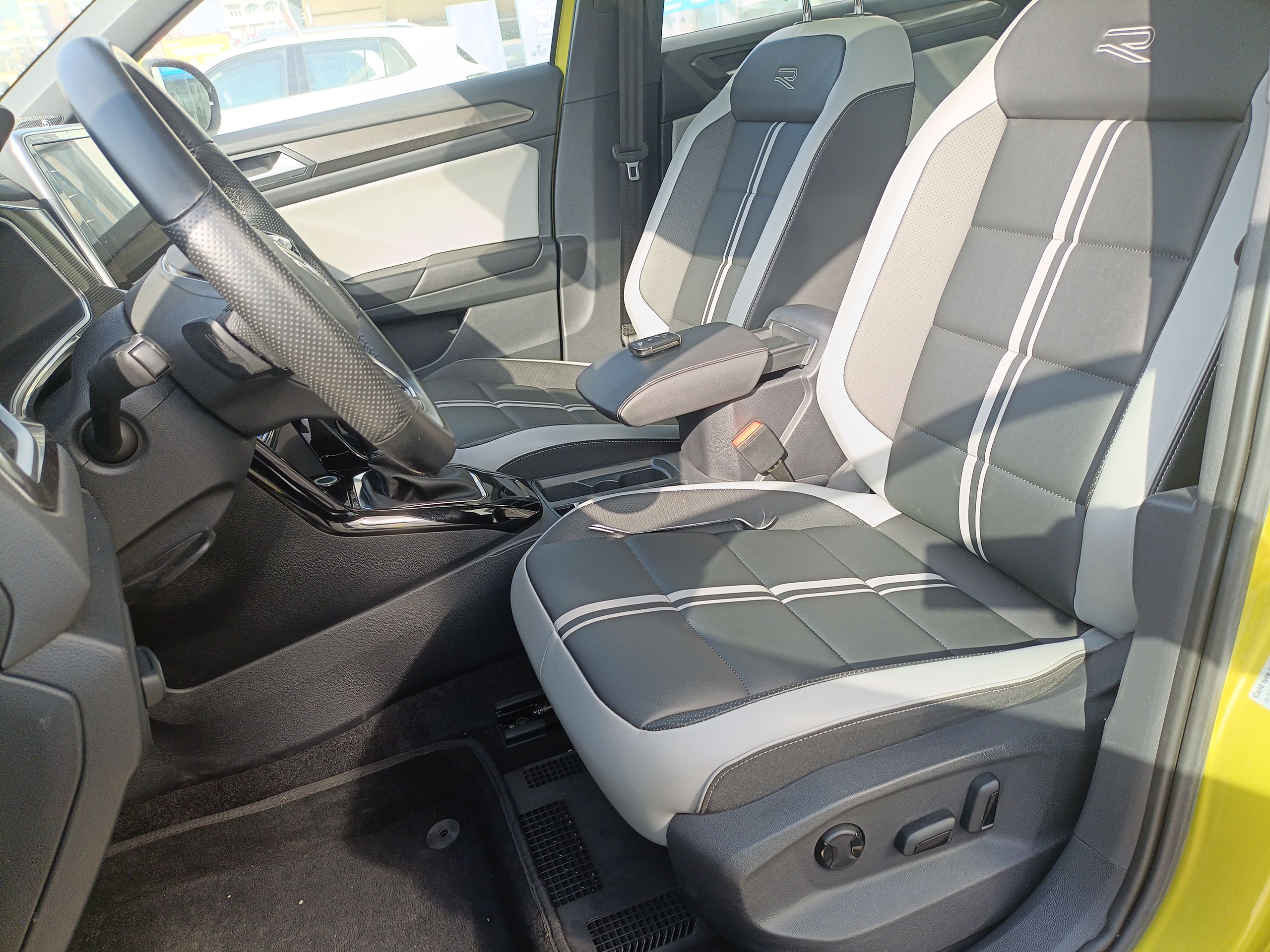 المقاعد الأمامية داخل السيارة