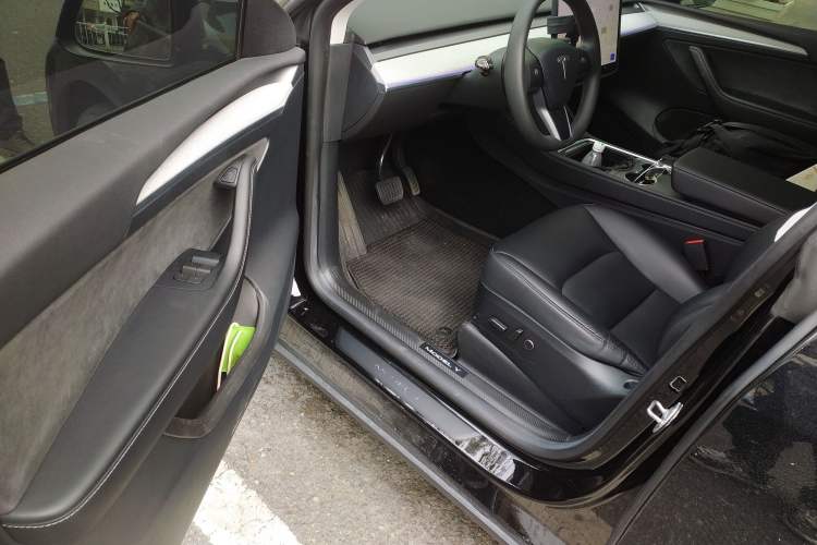 Used Tesla Model Y 2023 Rear-Wheel-Drive Version
