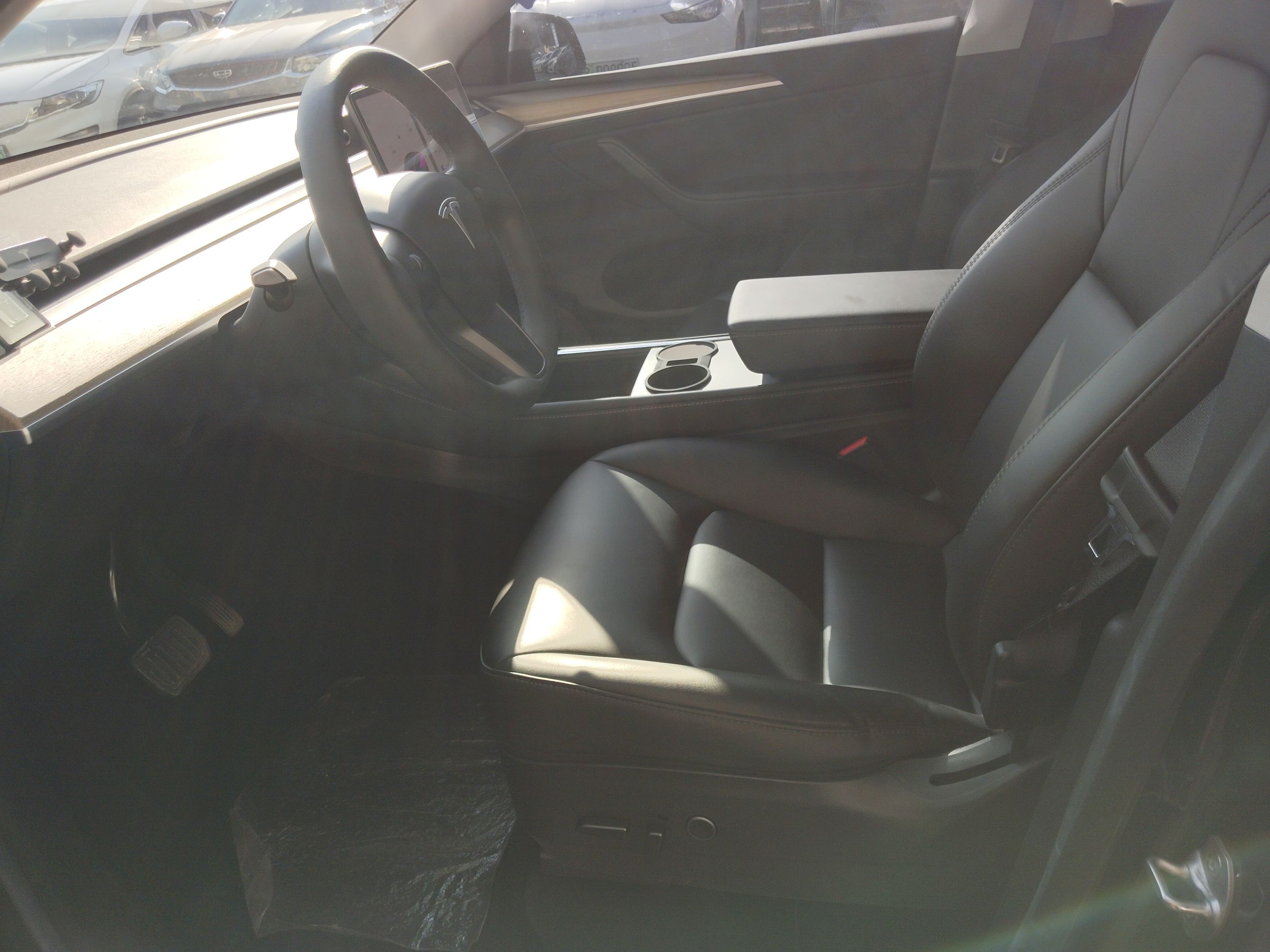 المقاعد الأمامية داخل السيارة