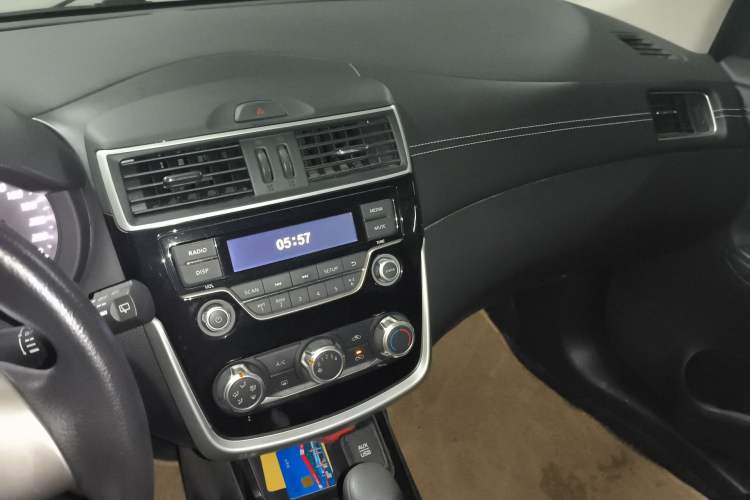 Used Nissan Tiida 2016 1.6L CVT Cool Dynamic Edition Audio And AC Panel