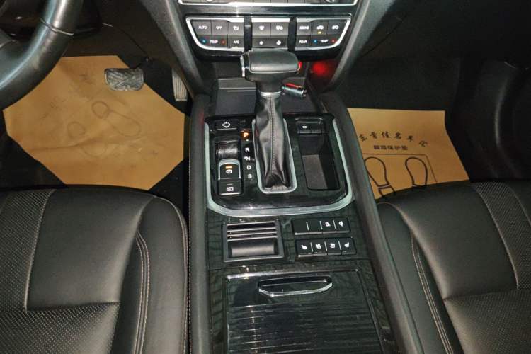 Used GAC Trumpchi GS8 2017 320T Two-Wheel Drive Luxury Smart Connectivity Version (7 Seats) Gear Lever