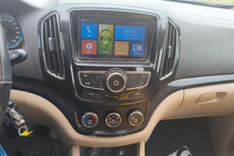 Used Baojun 730 2014 1.5L manual Comfort ESP version 7 seats Audio And AC Panel