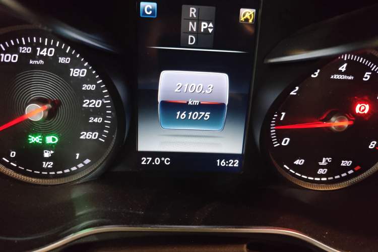 Used Mercedes-Benz GLC 2018 GLC 260 4MATIC Luxury Model Odometer Close Up