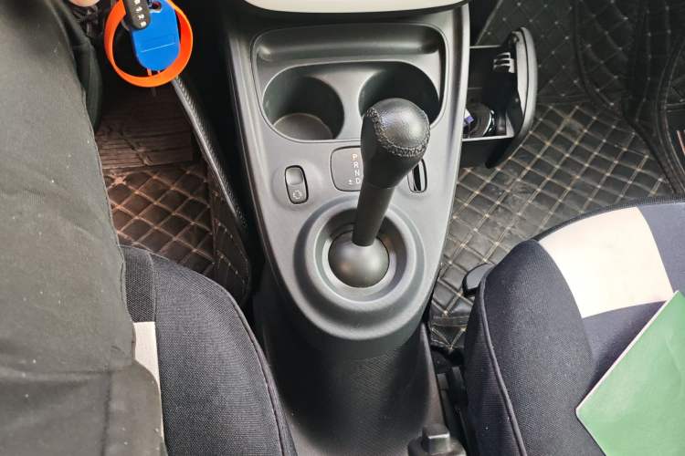 Used smart fortwo 2015 1.0L 52 kW Hardtop Passion Edition Gear Lever