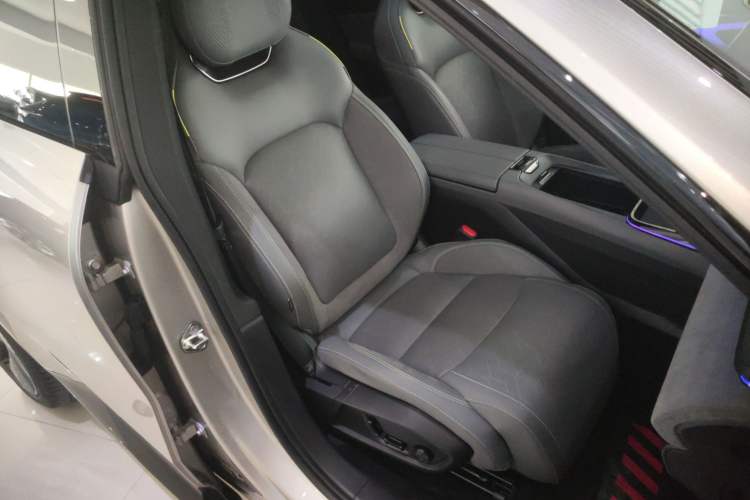 Used Lynk & Co 08 EM-P 2023 120km Long-Range Halo Right Front Seat