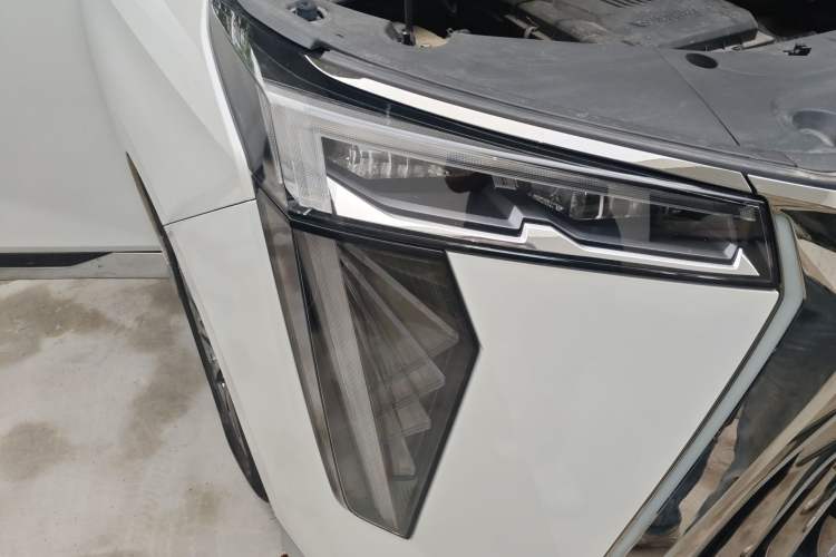 Used GAC Trumpchi M8 2023 Zongshi Series Dual-Motor Supreme Edition Right Front Headlight