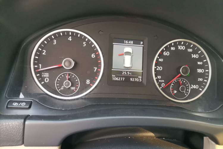 Used Volkswagen Tiguan 2013 1.8TSI Automatic Two-Wheel Drive Luxury Model Odometer Close Up